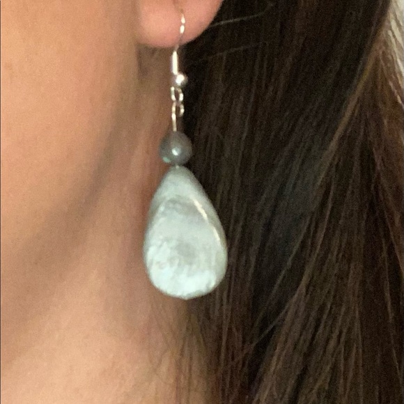 Beautiful shell earrings with labradorite beading detail - Picture 4 of 7